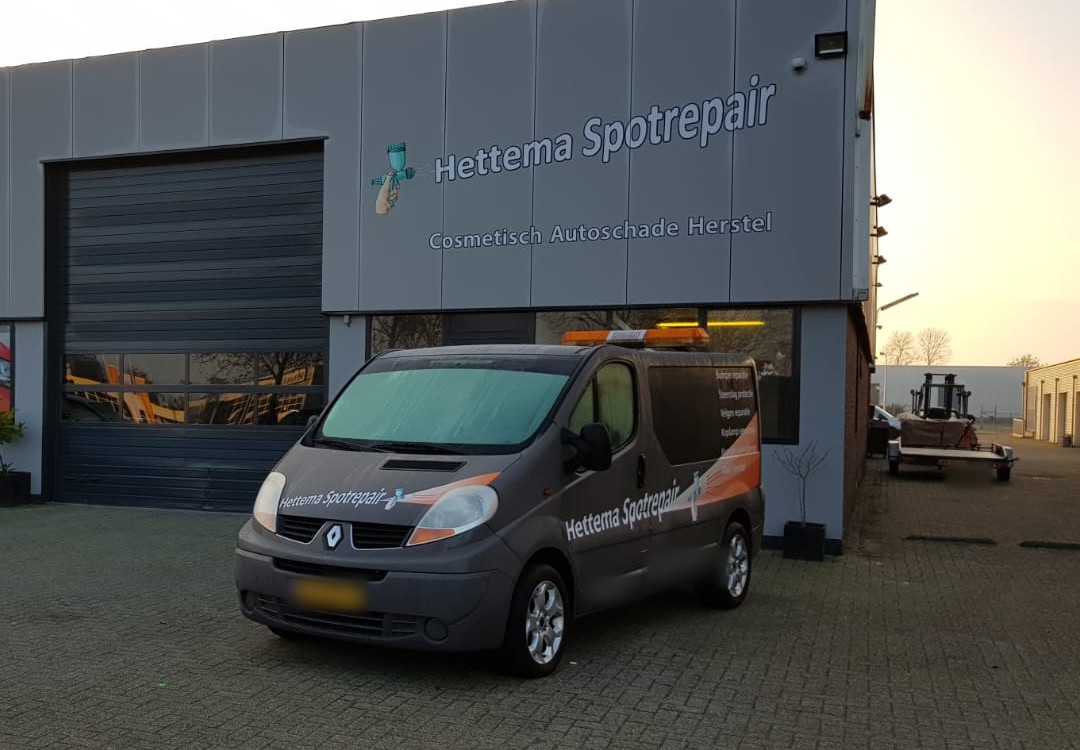 De werkplaats van Hettema Spotrepair aan de Koematen in Steenwijk, met de bedrijfsbus voor de deur