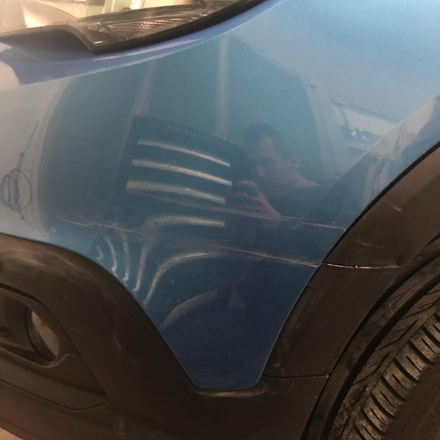 Blauwgrijze bumperhoek met een kras
